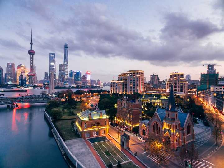 上海，繁荣与挑战并存的城市发展分析